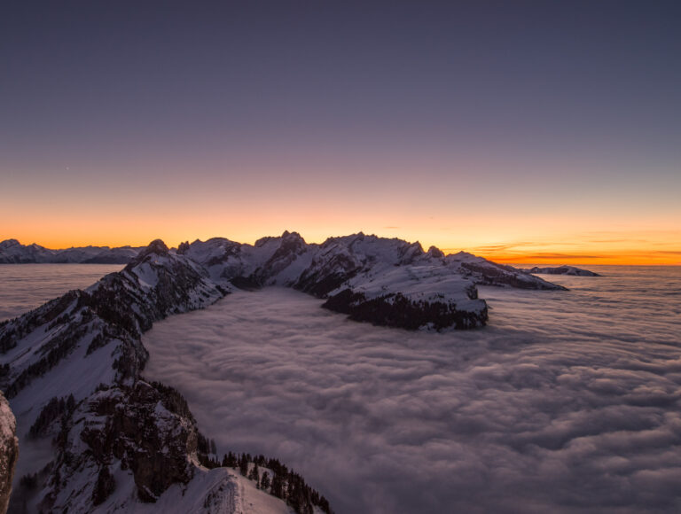 Aussicht vom Hohen Kasten Richtung Alpstein bei Sonnenuntergang im Winter