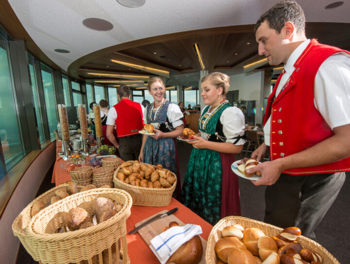 Reichhaltiges Frühstücksbuffet im Drehrestaurant