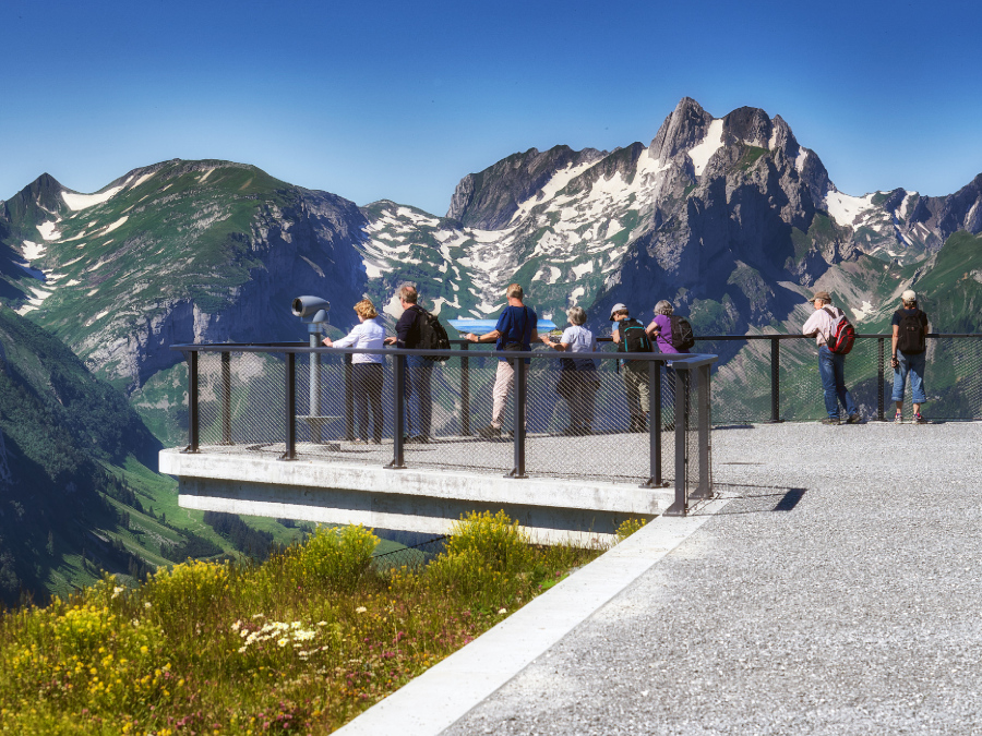 Plattform auf dem Europa-Rundweg mit Menschen, die Richtung Alpstein blicken