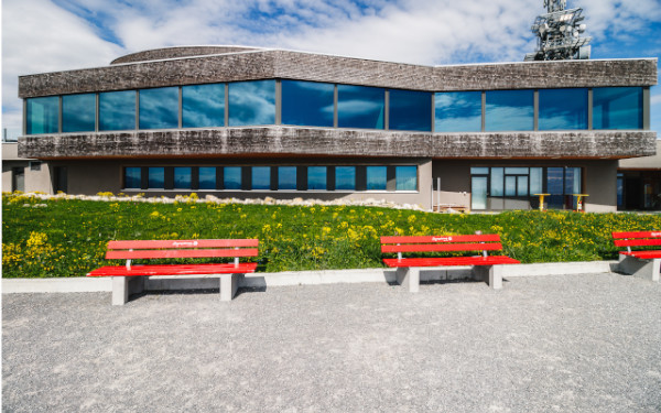 Aussenansicht Panoramarestaurant Hoher Kasten mit roten Bänken im Vordergrund