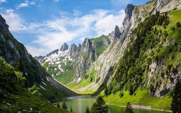 Blick auf den Fälensee mit Bergen rund herum
