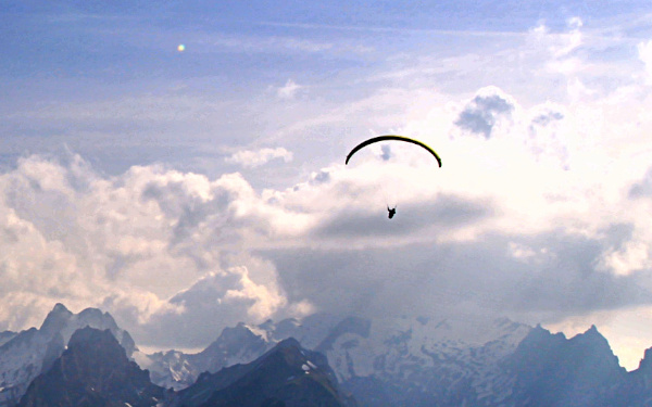 Ein Gleitschirmflieger mit Aussicht in den Alpstein