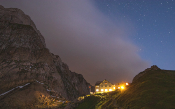 Aussenansicht Berggasthaus Rotsteinpass bei Nacht