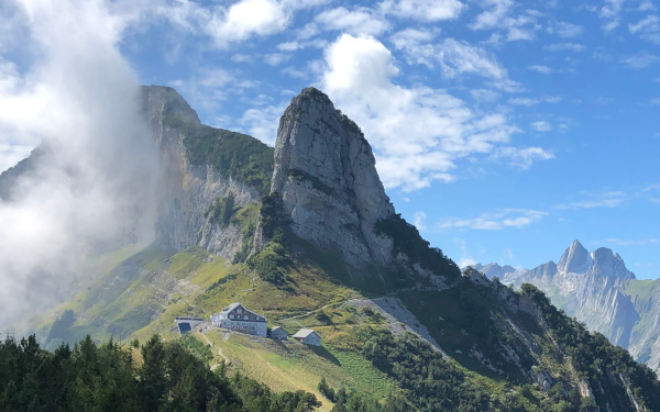 Aussicht auf die Staubernkanzel und das Berggasthaus Staubern