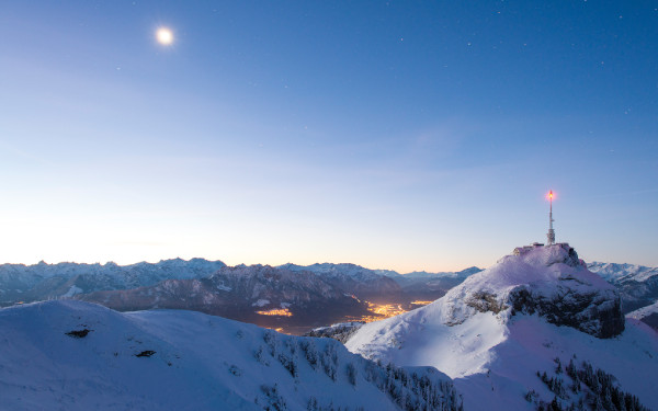 Aussicht auf den Hohen Kasten im Winter bei Vollmond