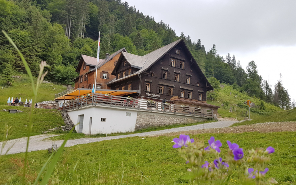 Aussenansicht Berggasthaus Plattenbödeli im Sommer