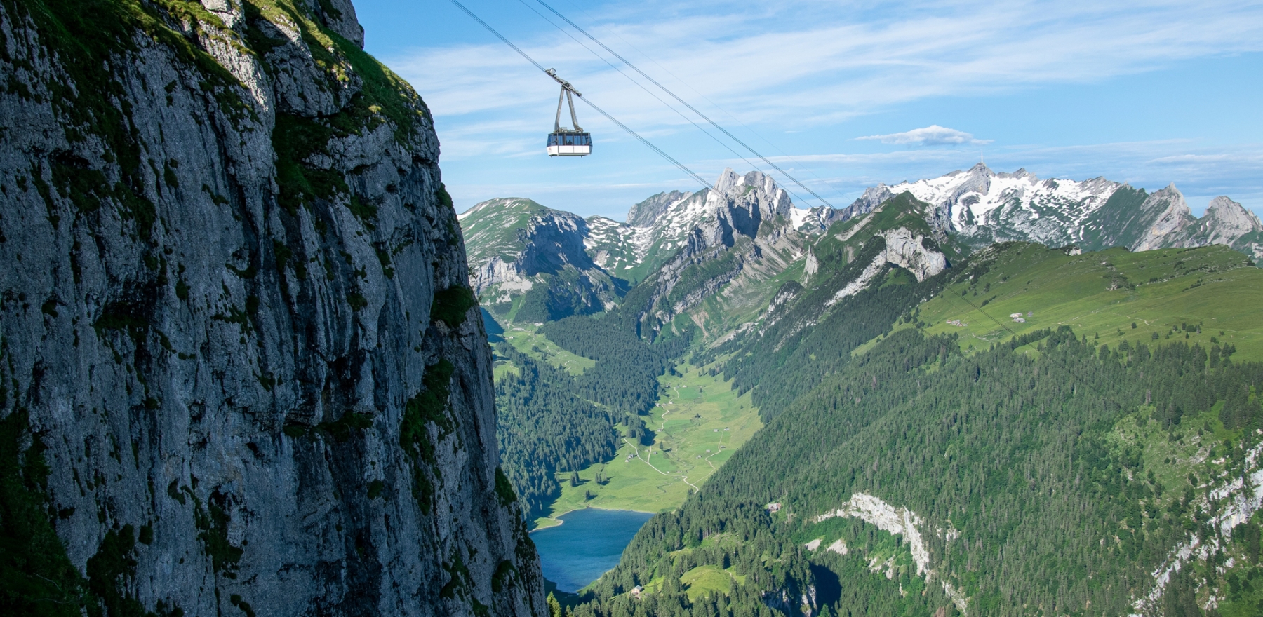 Seilbahn fährt auf den Hohen Kasten mit Aussicht auf Alpstein und Sämtisersee